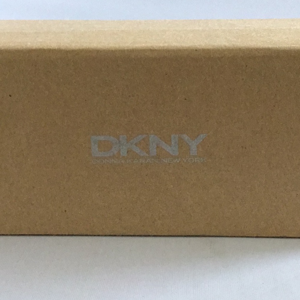 DKNY LADIES SUNGLASSES. - Picture 7 of 7